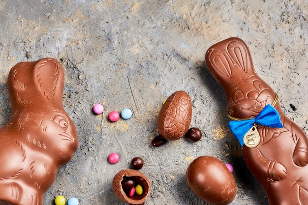 Oeufs de pâques au chocolat et bonbons sur fond de bois