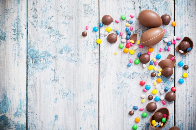 Oeufs de Pâques au chocolat sur fond de bois