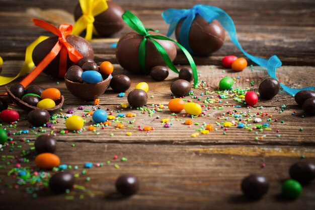 Oeufs de Pâques au chocolat sur fond de bois