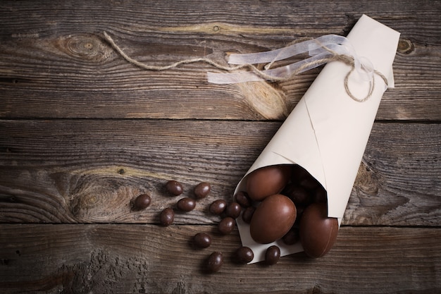 Oeufs de Pâques au chocolat sur fond de bois