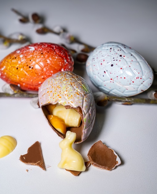 Oeufs de Pâques au chocolat avec une surprise à l'intérieur.