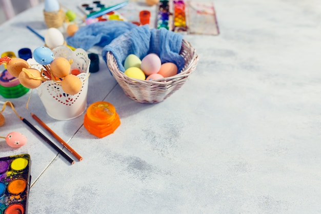 Oeufs de Pâques au nid sur fond de bois