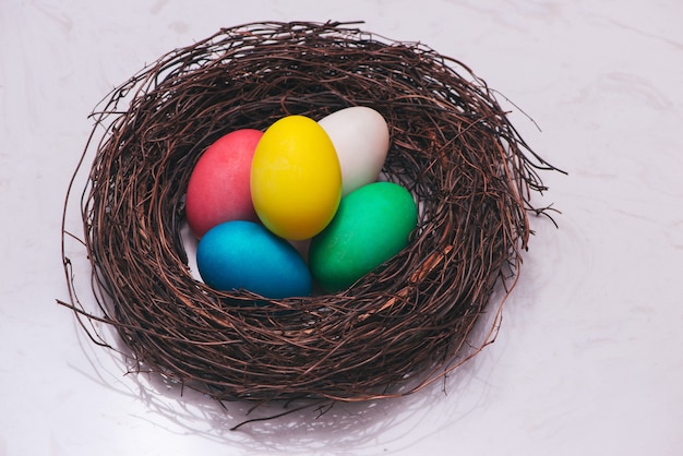 Oeufs de Pâques au nid sur fond de marbre.