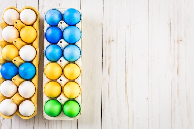 Oeufs de Pâques aux couleurs vives.