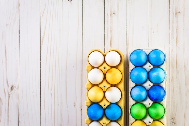 Oeufs de Pâques aux couleurs vives.