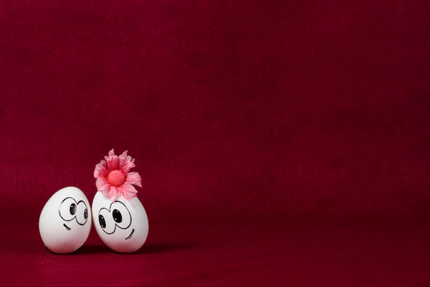 oeufs de Pâques belles sur fond bourgogne