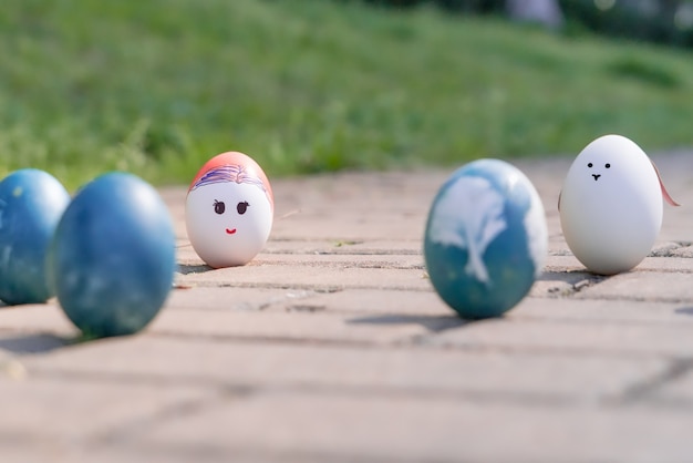 oeufs de Pâques bio garçon mignon, arrière-plans de concept de Pâques