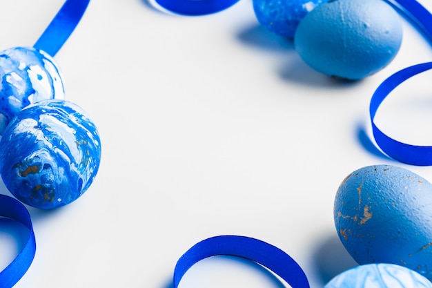 oeufs de Pâques bleus isolés sur blanc.