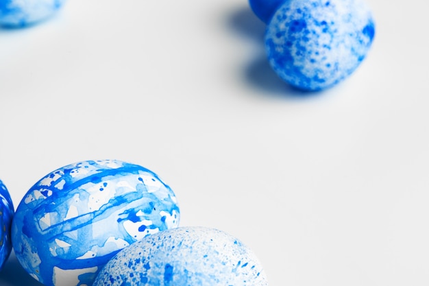 Oeufs de Pâques bleus isolés sur fond blanc