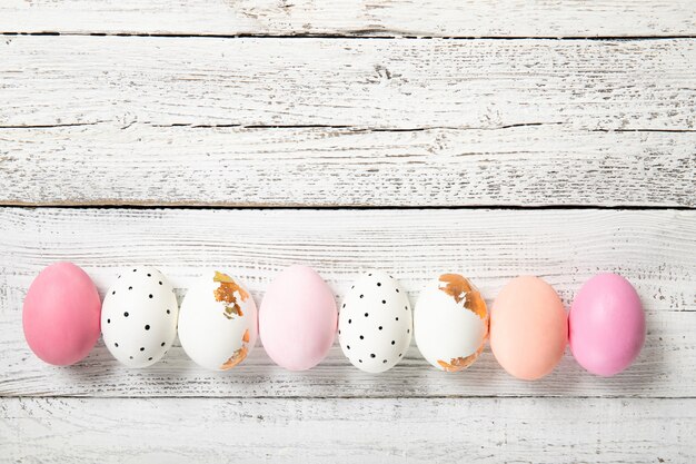 Oeufs de Pâques sur un bois blanc