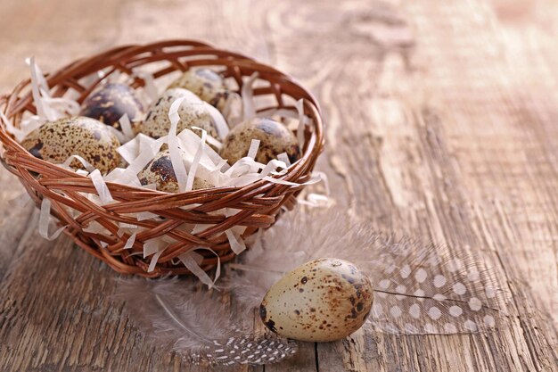 Oeufs de Pâques et bol sur fond de bois