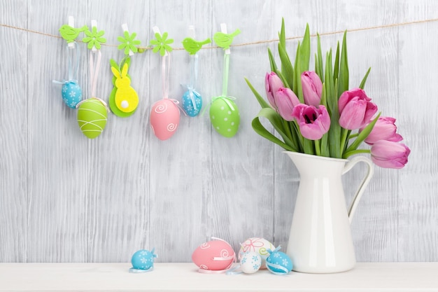 Oeufs de pâques et bouquet de tulipes roses