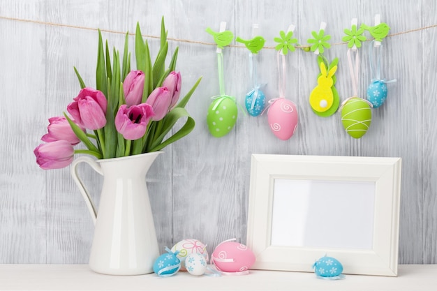 Oeufs de pâques et bouquet de tulipes roses