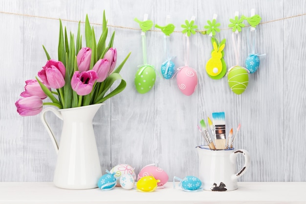 Oeufs de pâques et bouquet de tulipes roses