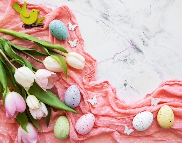 Oeufs de Pâques et bouquet de tulipes