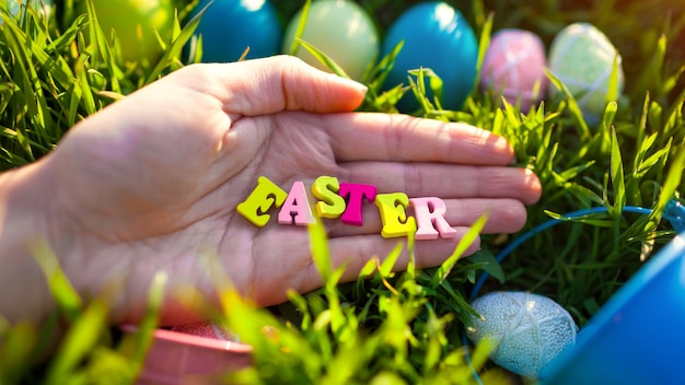 Oeufs de Pâques cachés dans l'herbe de printemps