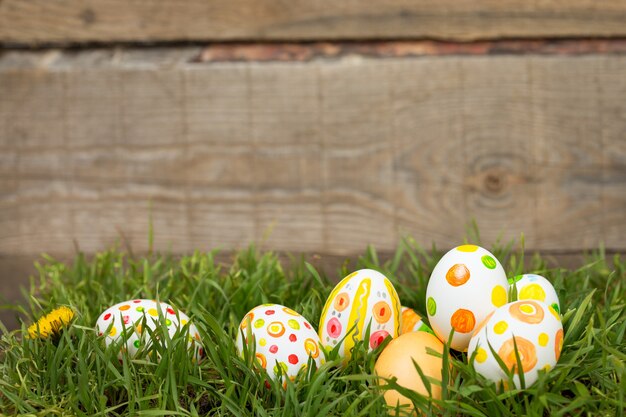 Oeufs de Pâques cachés dans l'herbe