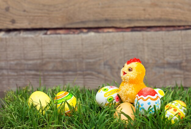 Photo oeufs de pâques cachés dans l'herbe