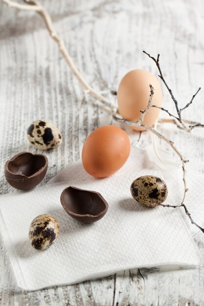 Oeufs de Pâques de caille, poulet et chocolat