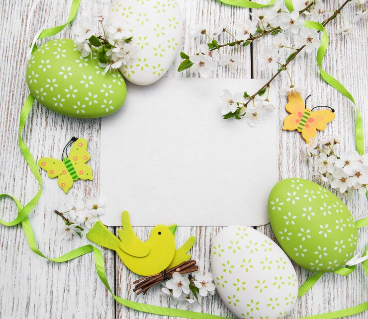 Photo des œufs de pâques et des cartes de vœux