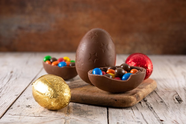 Oeufs de Pâques en chocolat colorés sur table en bois