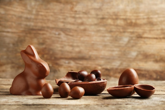 Oeufs de Pâques en chocolat sur fond de bois