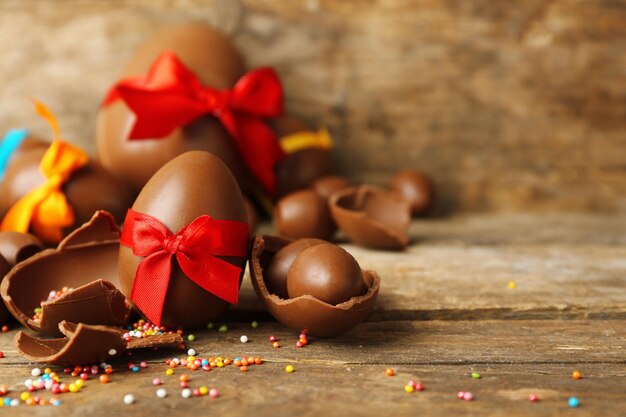 Oeufs de Pâques en chocolat sur fond de bois