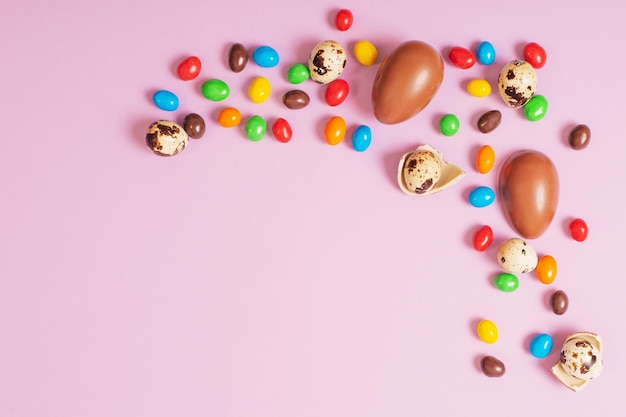 Oeufs de Pâques en chocolat sur fond de papier rose