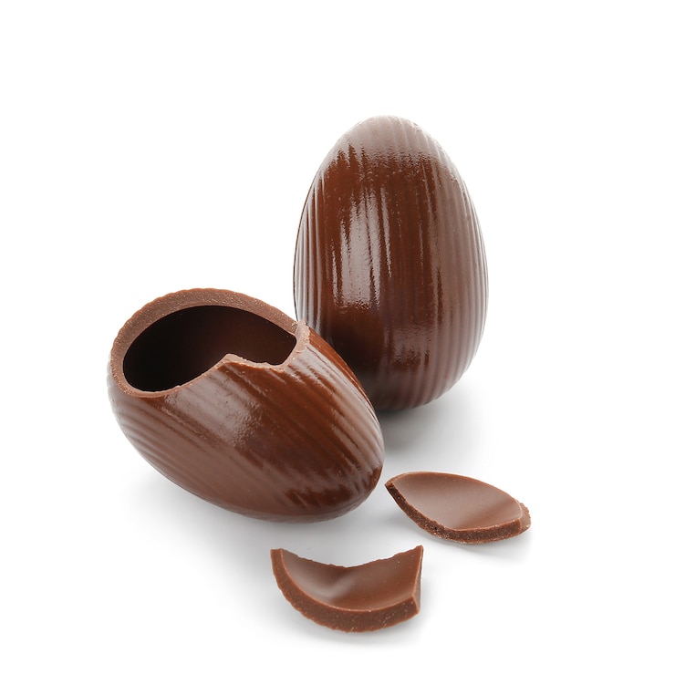 Photo oeufs de pâques en chocolat sur une surface blanche