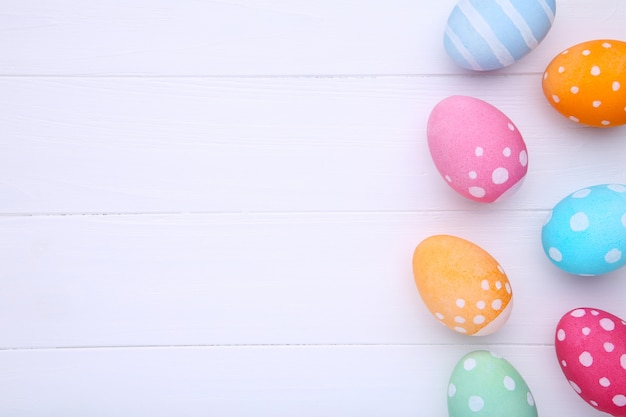 Oeufs de Pâques colorés sur un bois blanc