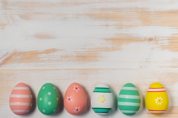 Oeufs de Pâques colorés sur bois.