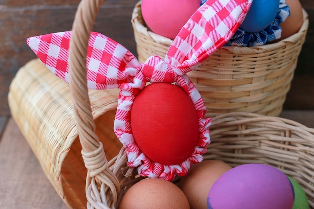 Oeufs de Pâques colorés sur bois