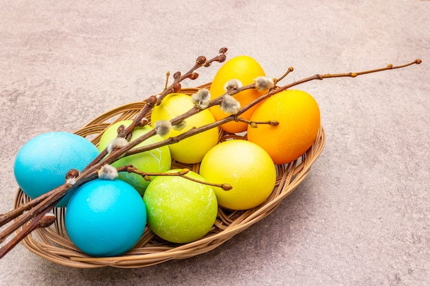 Oeufs de Pâques colorés avec des branches de saule