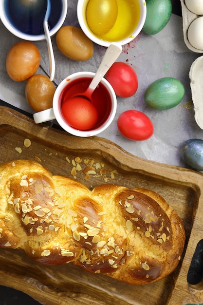 Oeufs de Pâques colorés en brioche sucrée et colorant liquide