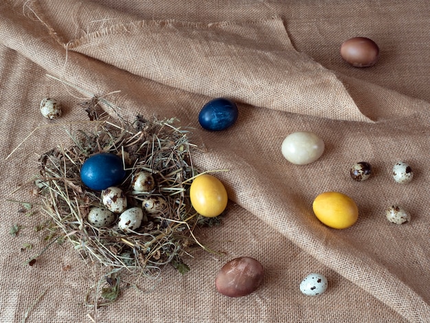 Oeufs de Pâques colorés sur un chiffon rugueux