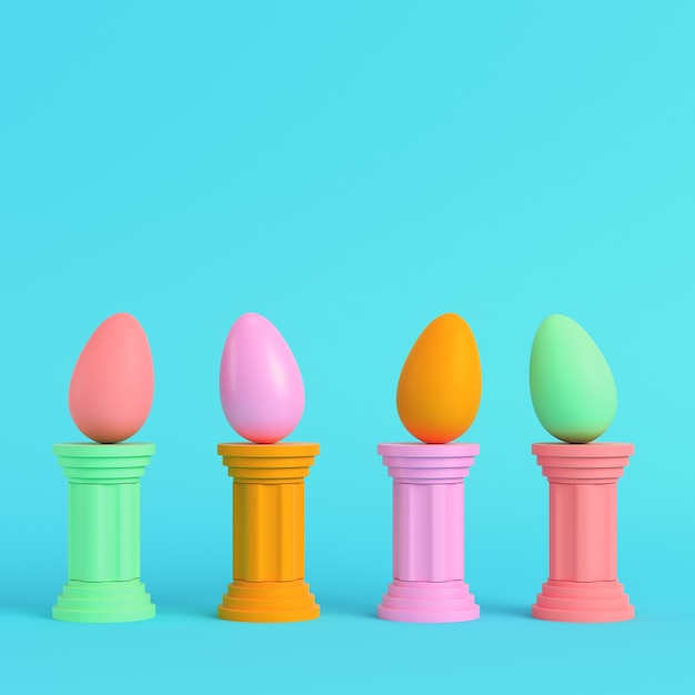 Oeufs de Pâques colorés sur une des colonnes sur fond bleu vif dans des couleurs pastel. Concept de minimalisme. Rendu 3D