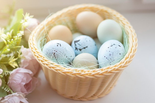 Oeufs de Pâques colorés dans le panier sur bois