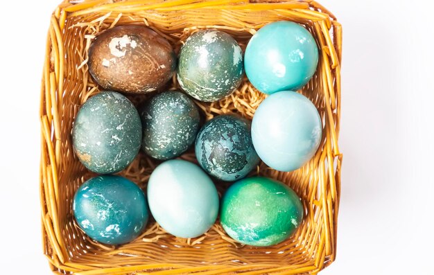 Oeufs de Pâques colorés dans un panier Décor festif traditionnel