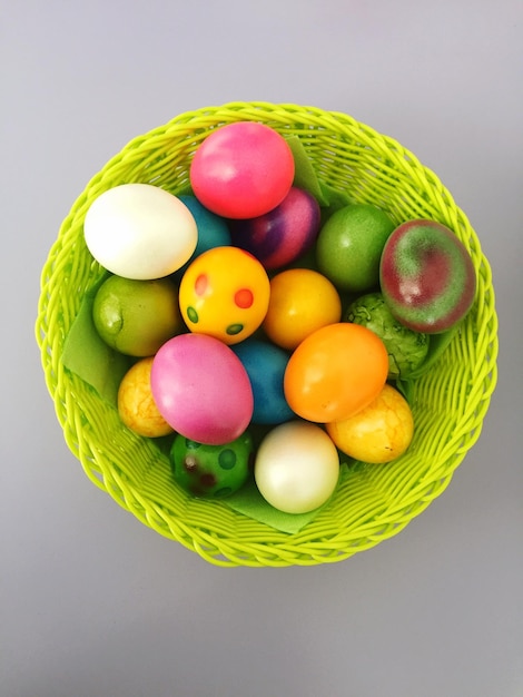 Des œufs de Pâques colorés dans un panier