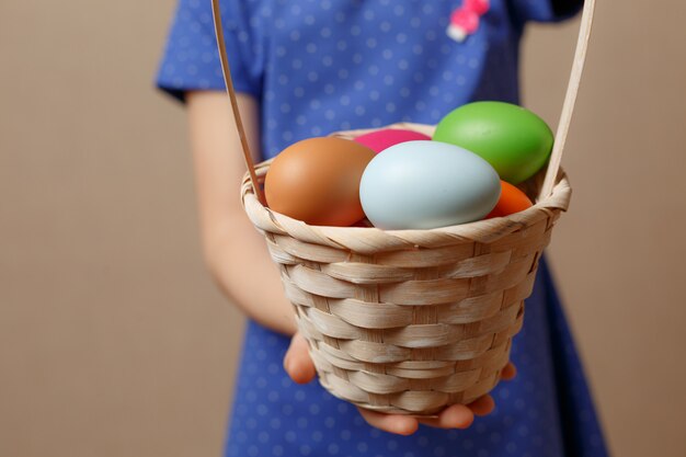 Oeufs de Pâques colorés dans un panier