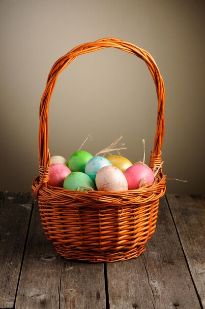 Photo oeufs de pâques colorés dans le panier