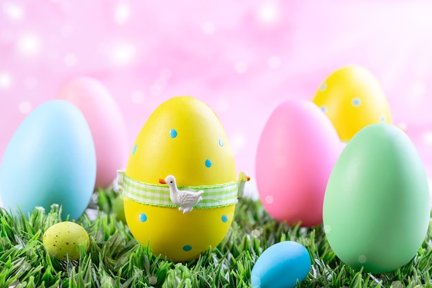 Oeufs de Pâques colorés dans une prairie d'herbe