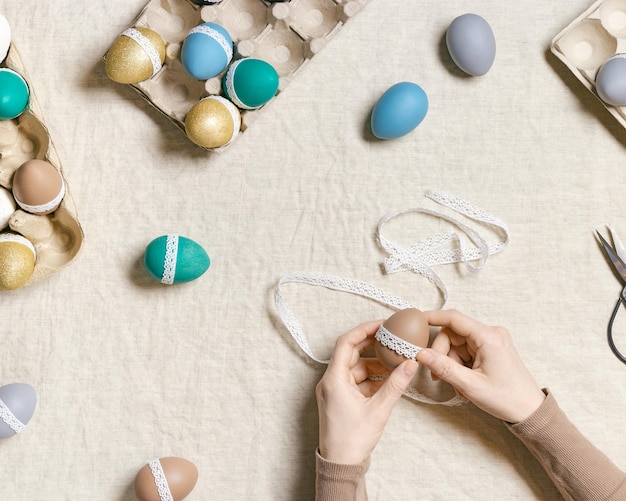 Oeufs de Pâques colorés de décoration se préparent pour la célébration de Joyeuses Pâques décoration femme teint