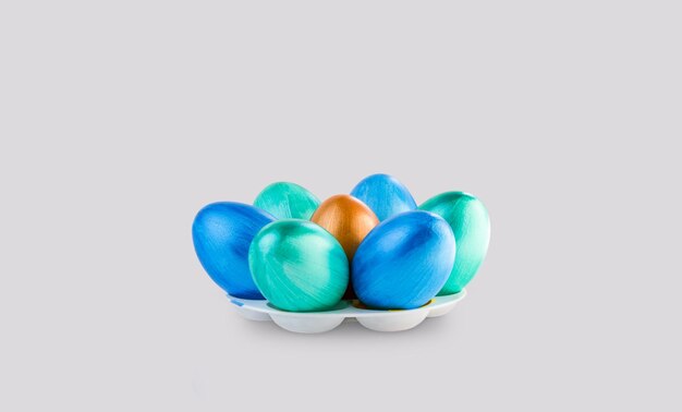 Les oeufs de Pâques colorés faits à la main sont recueillis dans un gros plan de cercle