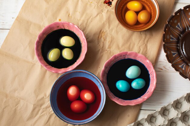 Oeufs de pâques colorés de famille dans la cuvette pour des vacances