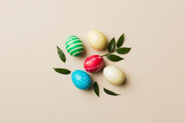 Oeufs de Pâques colorés avec feuille de fleur de printemps isolé sur fond blanc Frontière de vacances d'oeufs colorés