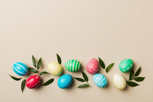 Oeufs de Pâques colorés avec feuille de fleur de printemps isolé sur fond blanc Frontière de vacances d'oeufs colorés