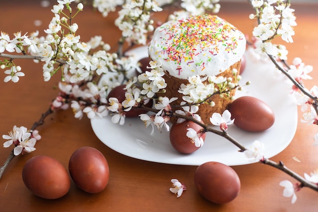 Oeufs de Pâques colorés avec des fleurs de printemps. Frontière colorée de vacances d'oeufs. Gâteau de Paques.