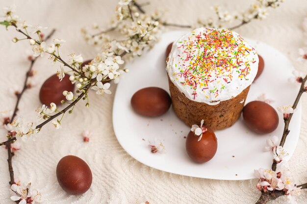 Oeufs de Pâques colorés avec des fleurs de printemps. Frontière colorée de vacances d'oeufs. gâteau de Paques