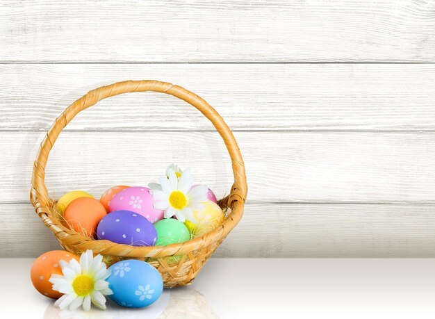 Photo oeufs de pâques colorés sur fond de bois vert, vue avec fond